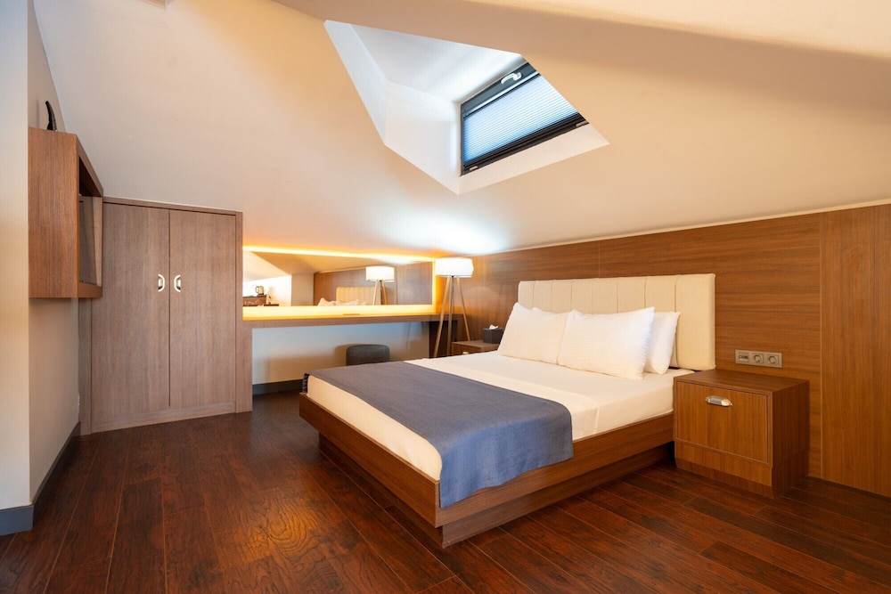 216 Bosphorus Suite 13/50