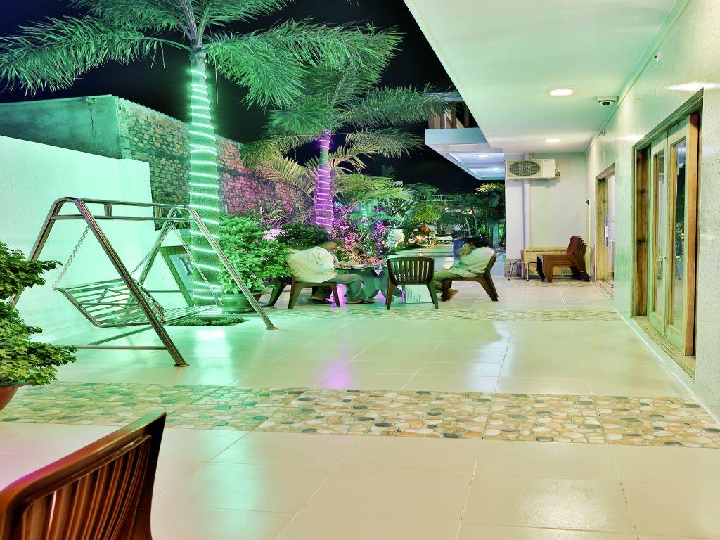 Halona Hotel 4/35