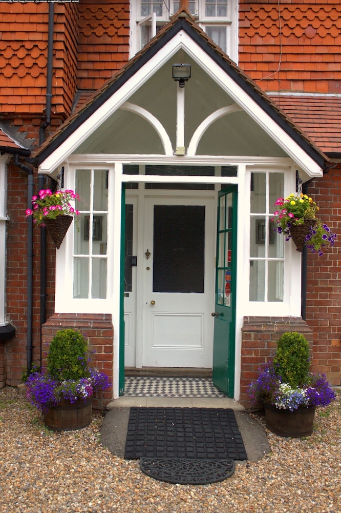 Gatwick Turret Guest House 7/45
