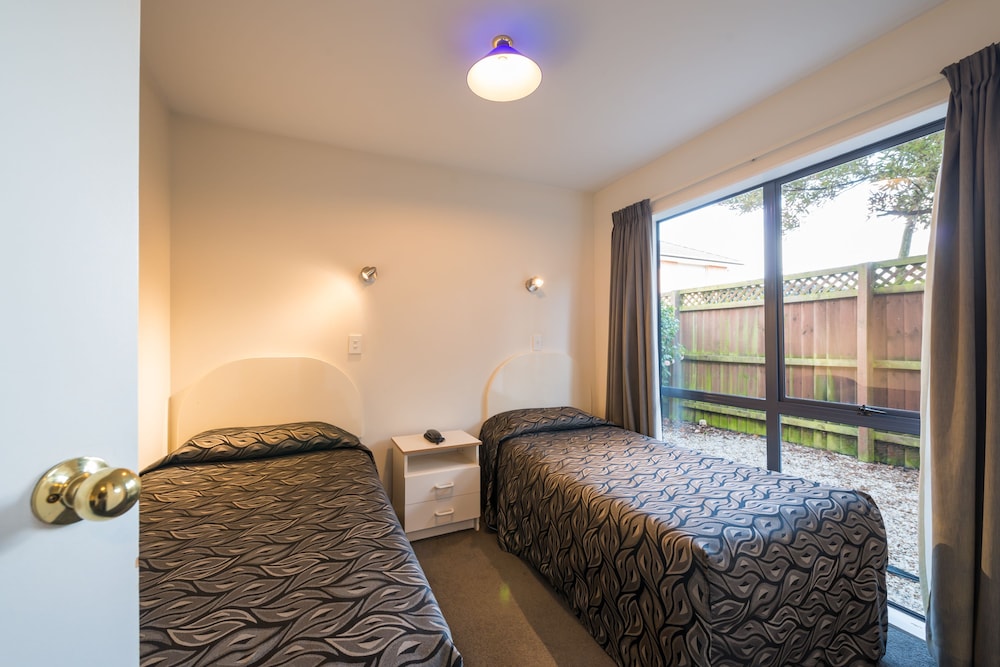ANNABELLE COURT MOTEL 8/33