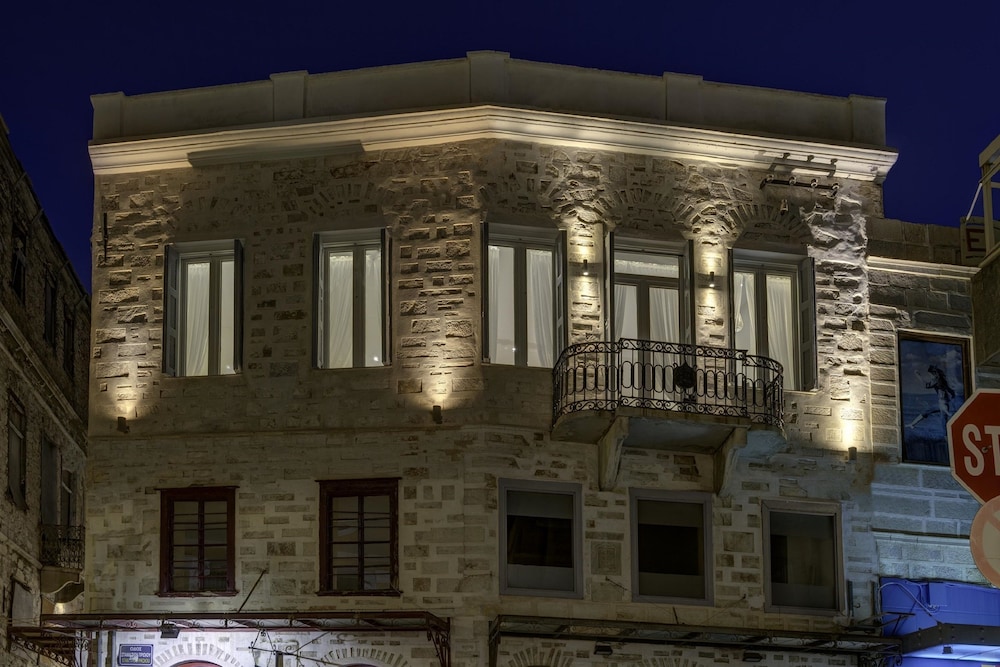 1844 Suites 2/61