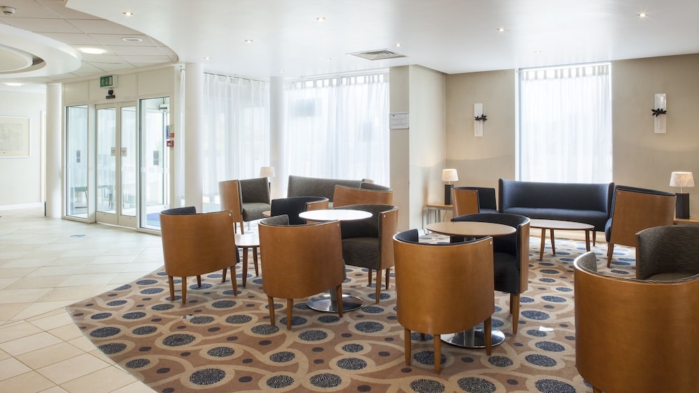 HOLIDAY INN EXPRESS KASSAM STADIUM 65/72