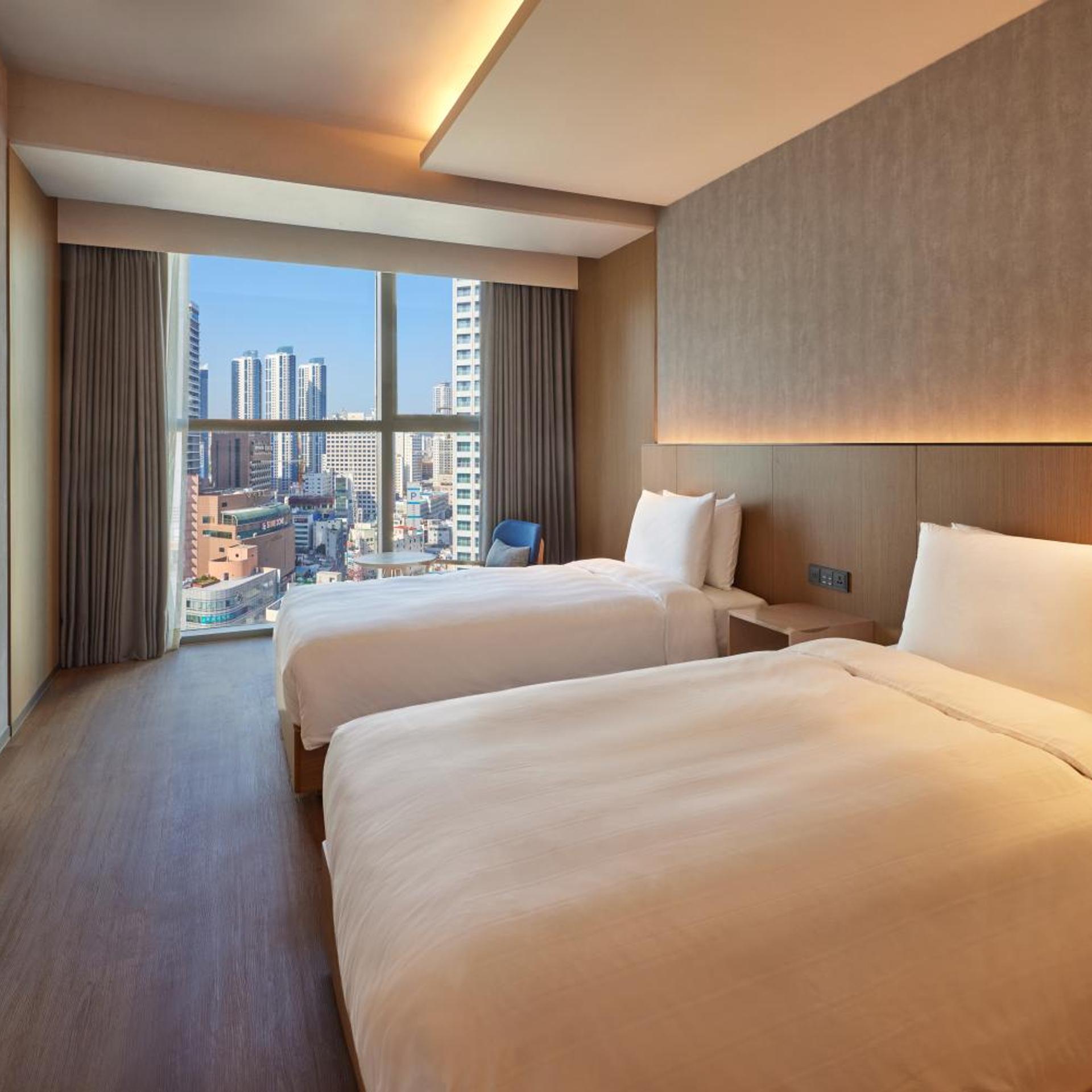 Superior, Twin Beds, Town View