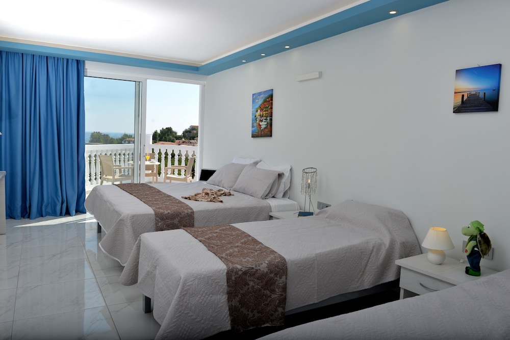 Callinica Hotel 20/68