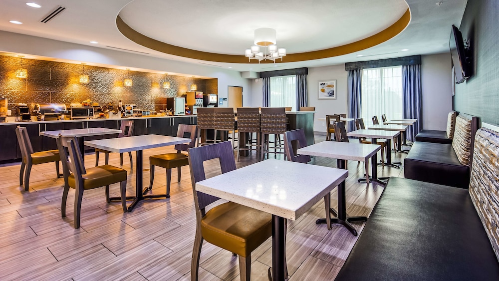 Best Western Plus Lampasas Inn and Suites 30/36