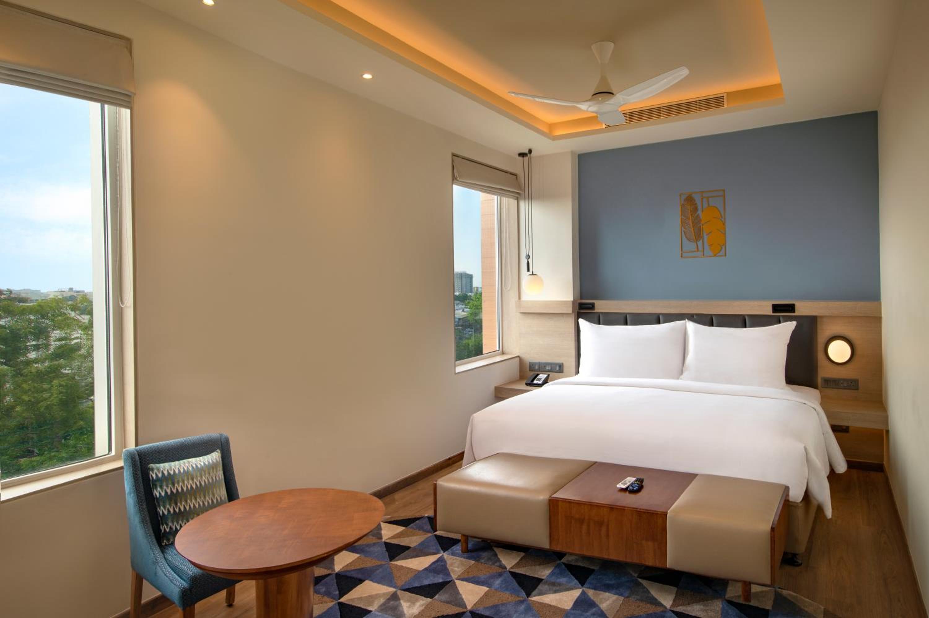 EXECUTIVE, SUITE