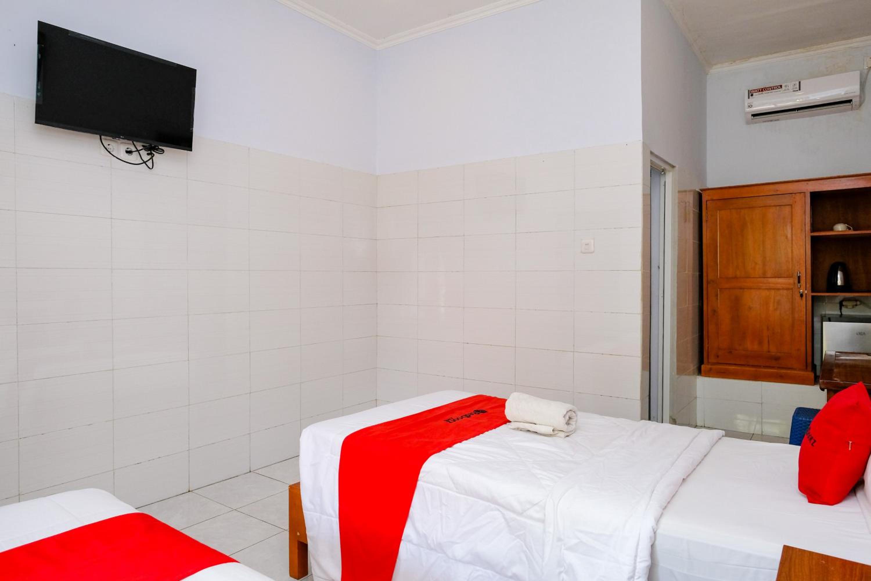 Deluxe, Twin Beds, RedDoorz Plus @ Singaraja 7/9