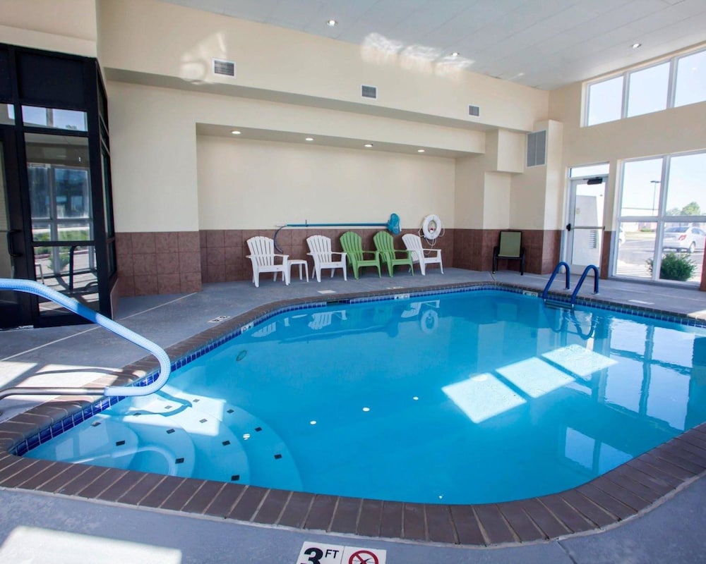 Comfort Inn and Suites Harrisonville 2/48