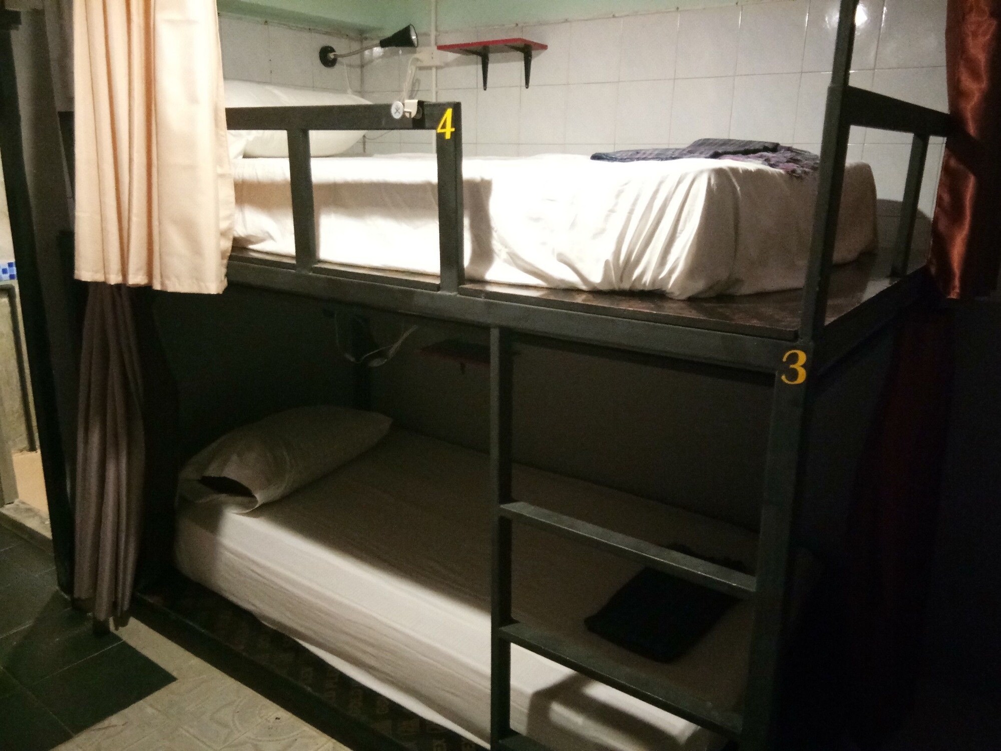 MIXED DORM, SHARED BATHROOM