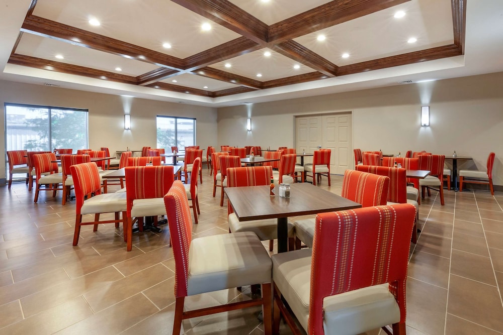 Comfort Suites Oshkosh, WI 24/32