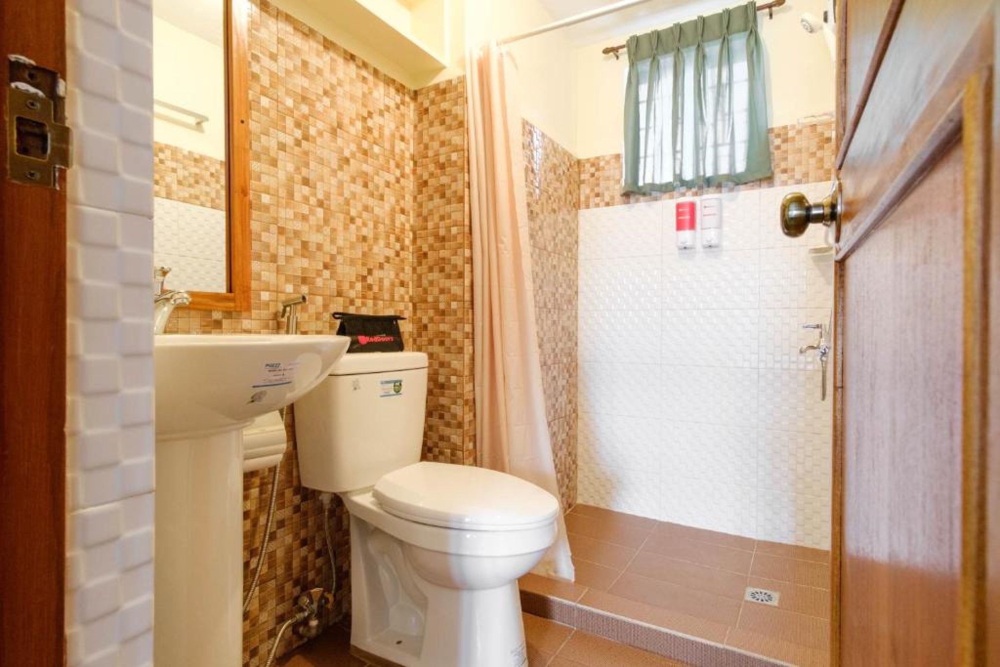 Reddoorz, Quadruple, RedDoorz Plus near Johnson and Johnson Paranaque 3/3