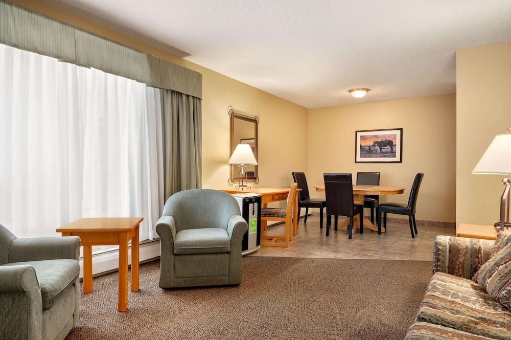 Travelodge by Wyndham Edson 2409079 Alberta Ltd. 37/53