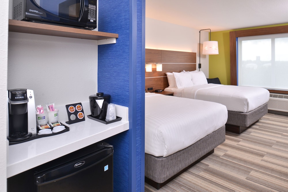 Holiday Inn Express & Suites OMAHA AIRPORT 24/64
