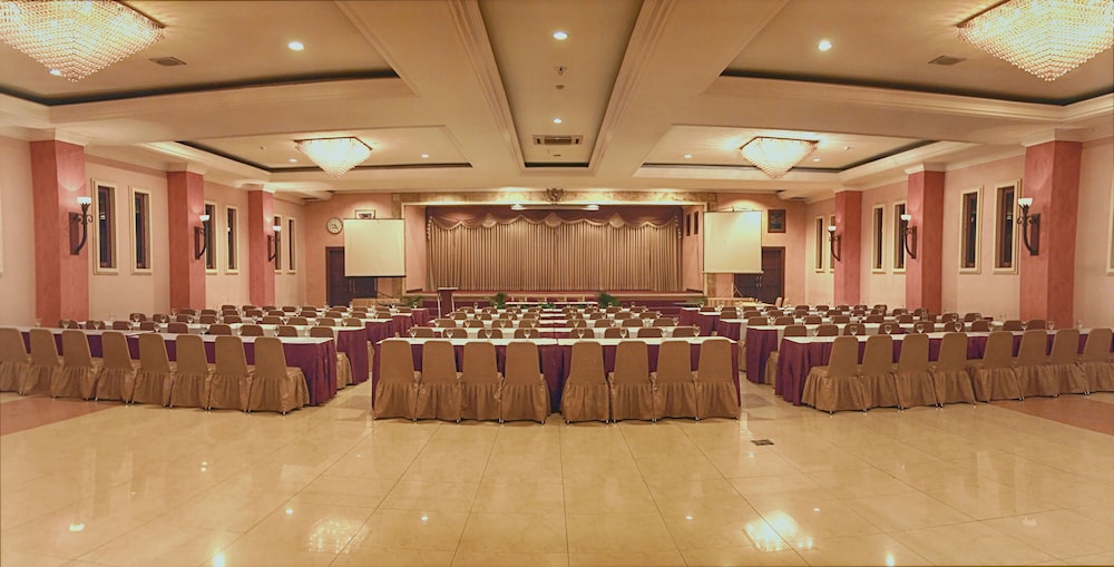Lotus Garden Hotel 31/43