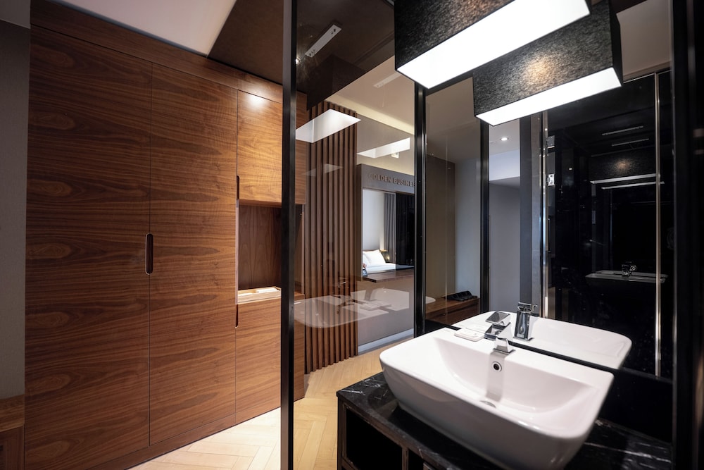 Golden Business Hotel 63/65