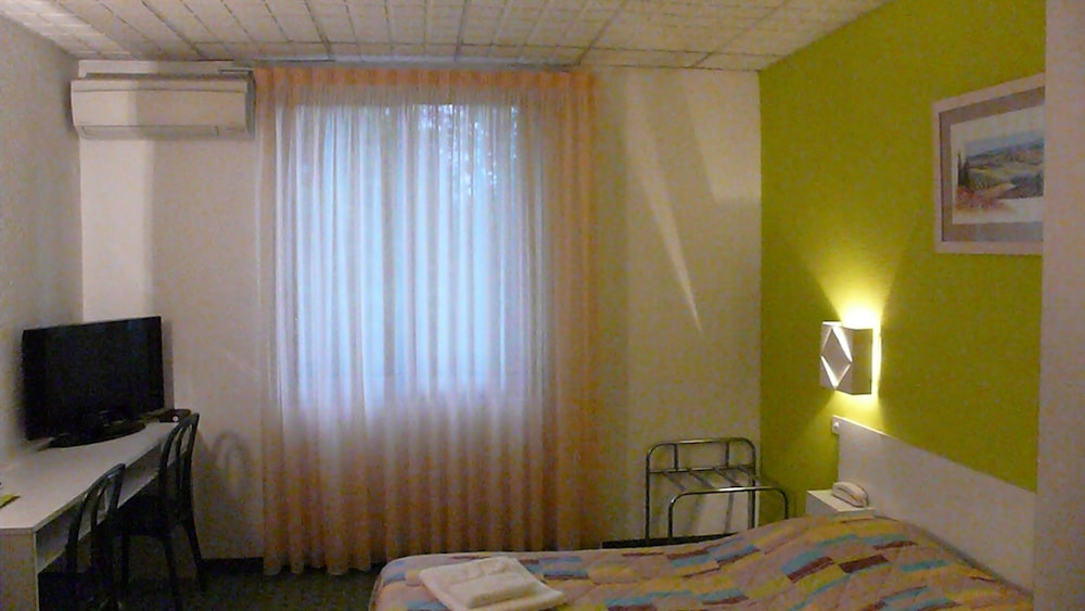 HOTEL LES CHENES 33/50