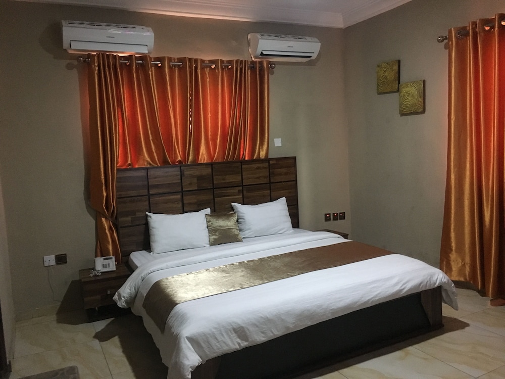 Momak 4 Hotel & Suites 2/7