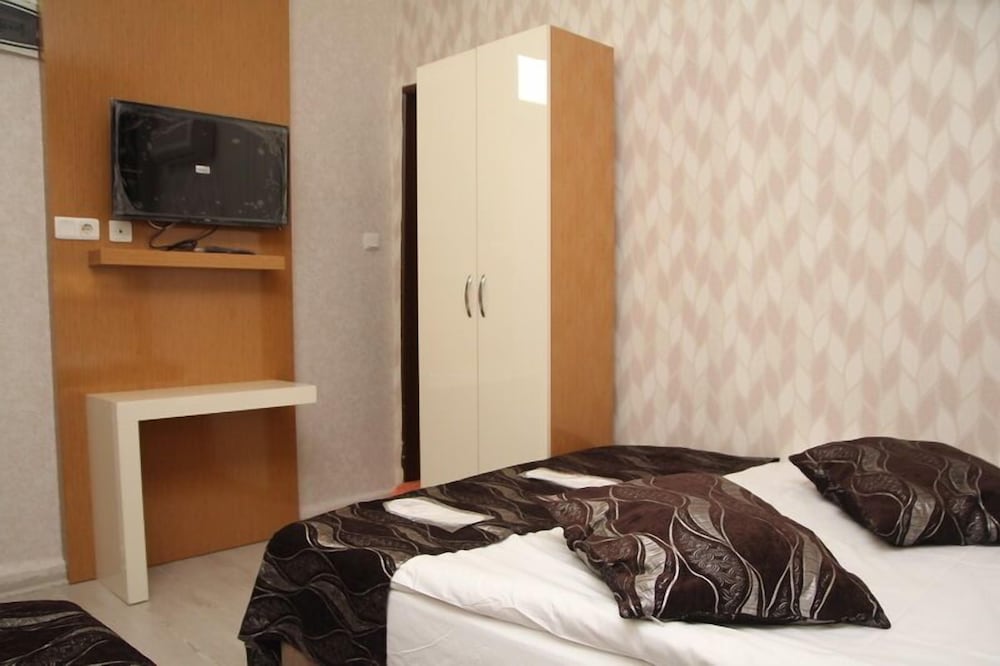 Vatan Hotel 27/28