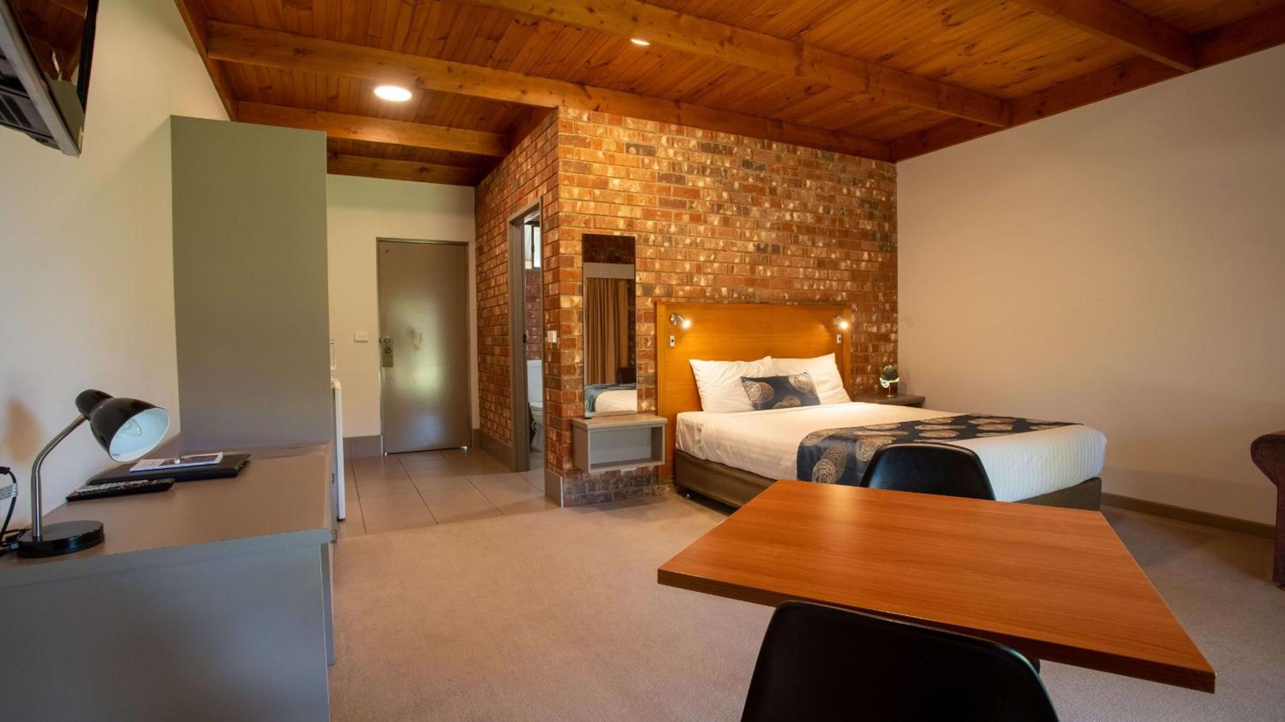 Studio, Queen Bed
