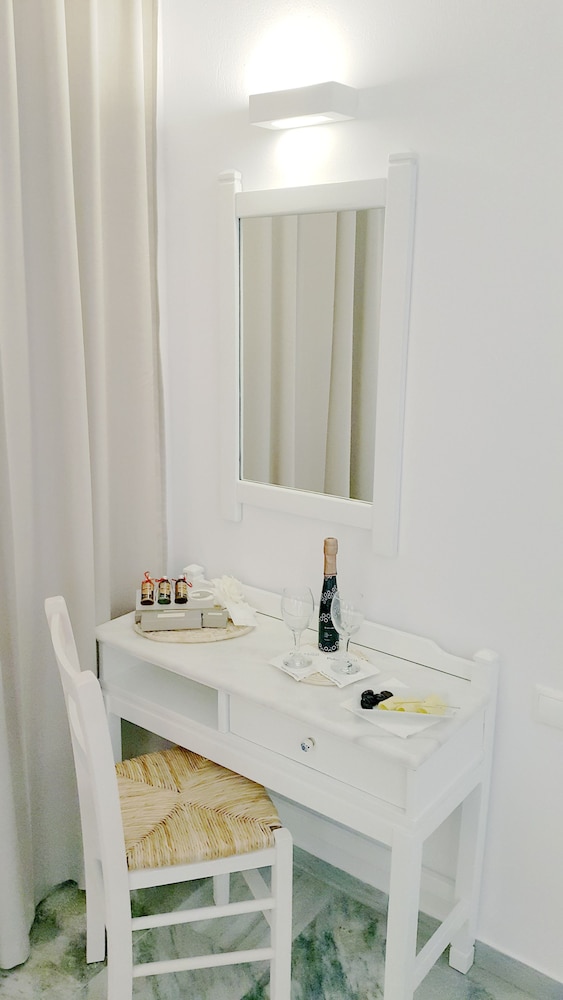 Polos Hotel Paros 75/90