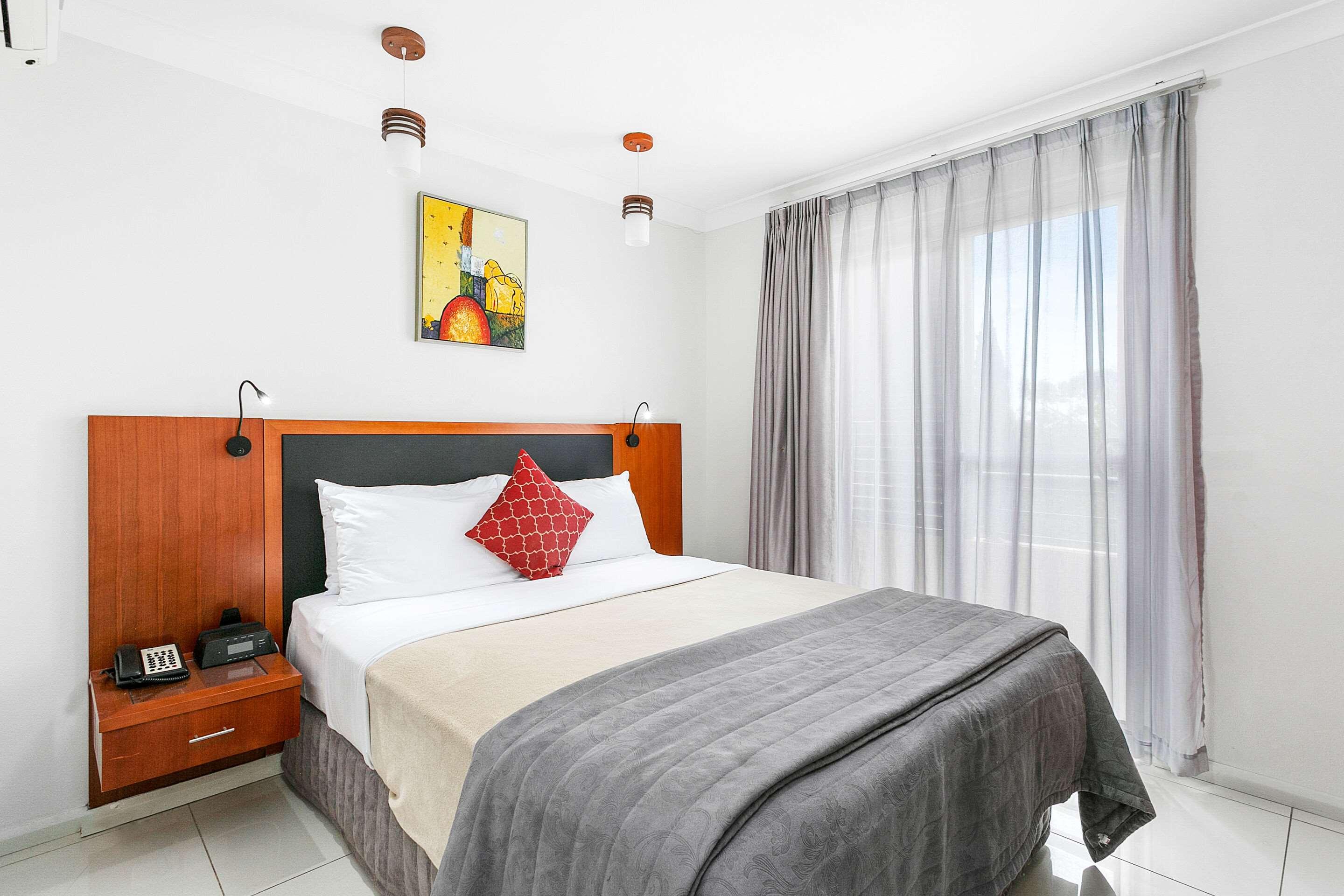 ROOM, 1 QUEEN AND 1 SINGLE BED