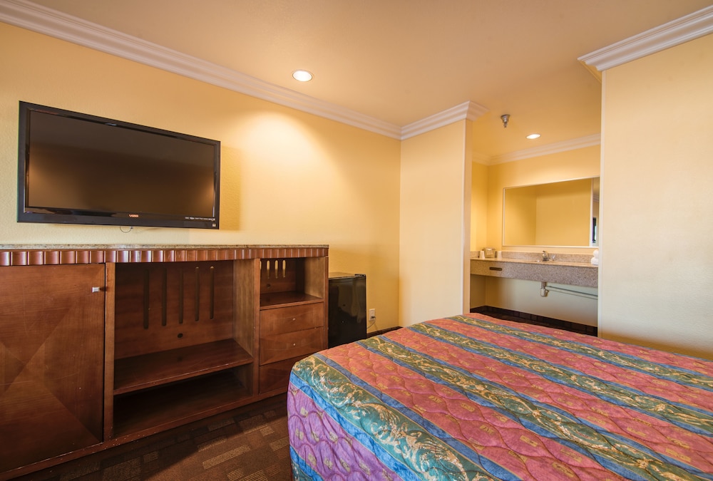 Industry Inn Amp Suites 9/60