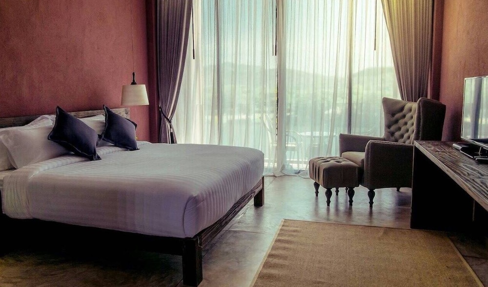 DELUXE, RIVER VIEW, BATHTUB