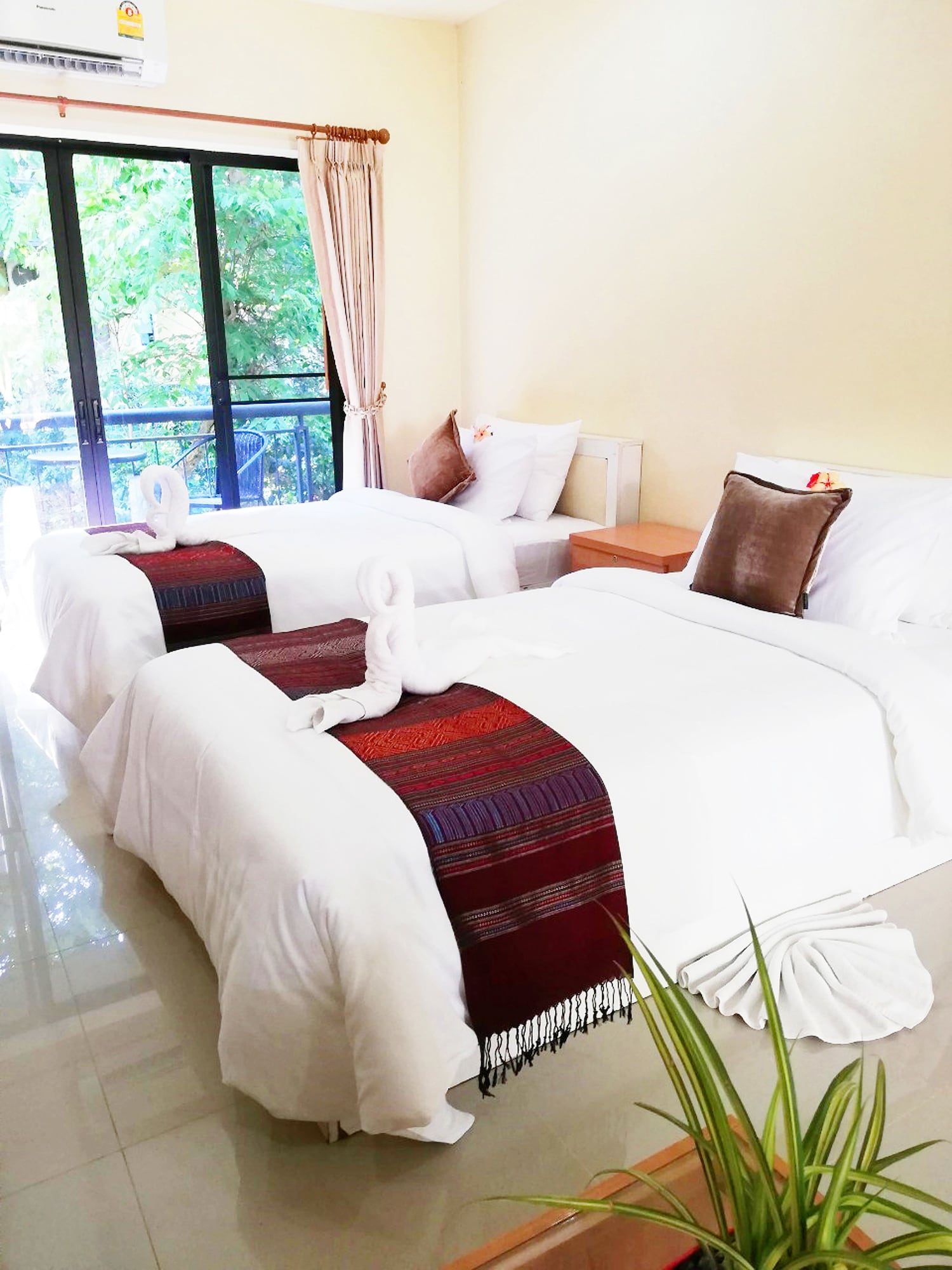 DELUXE, TWIN BEDS
