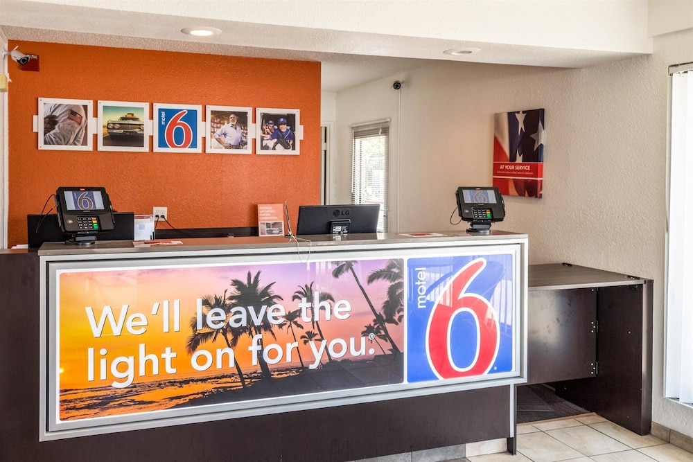 Motel6 Bakersfield, CA - Convention Center 6/37