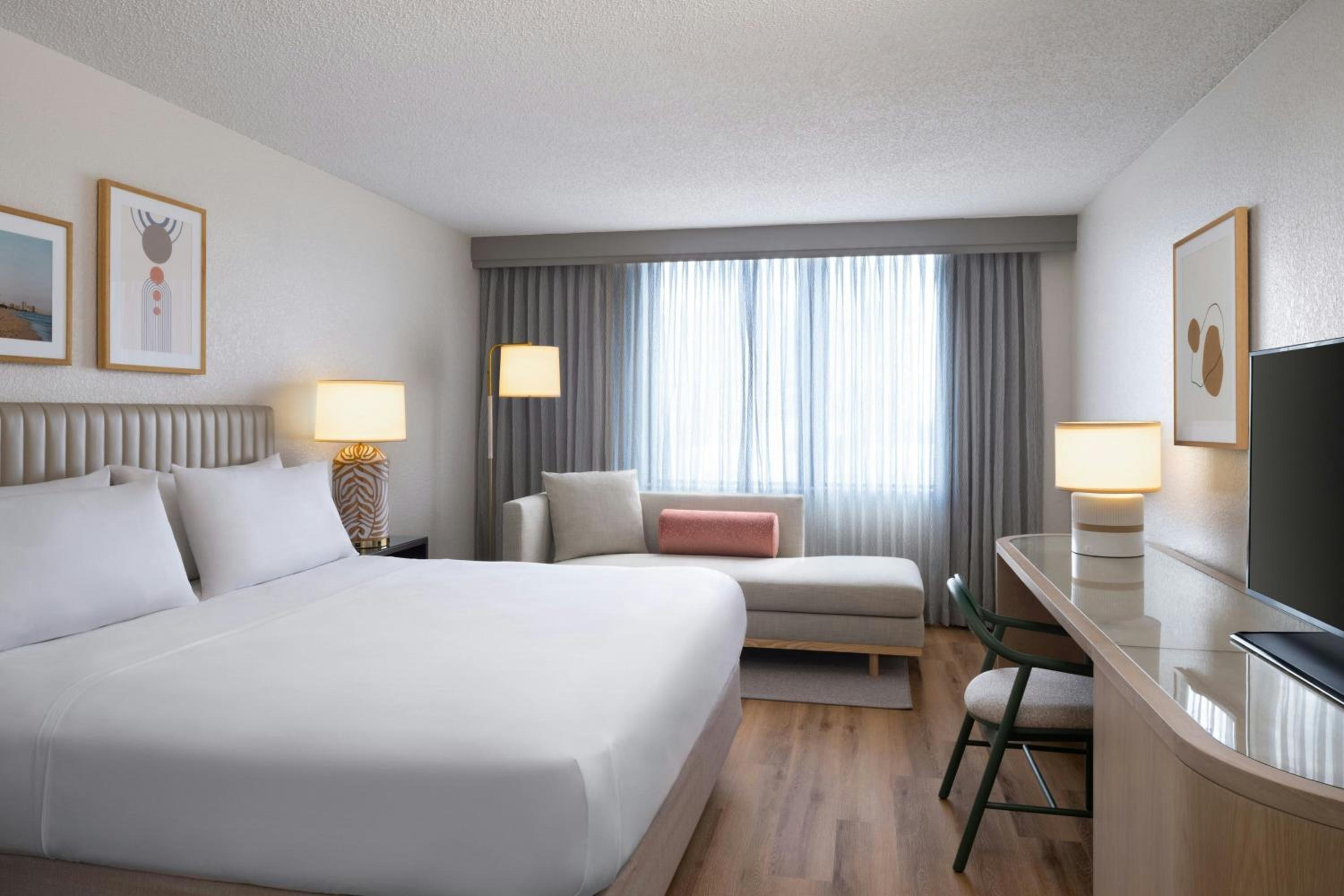 Room, King or Queen Bed, Club Floor