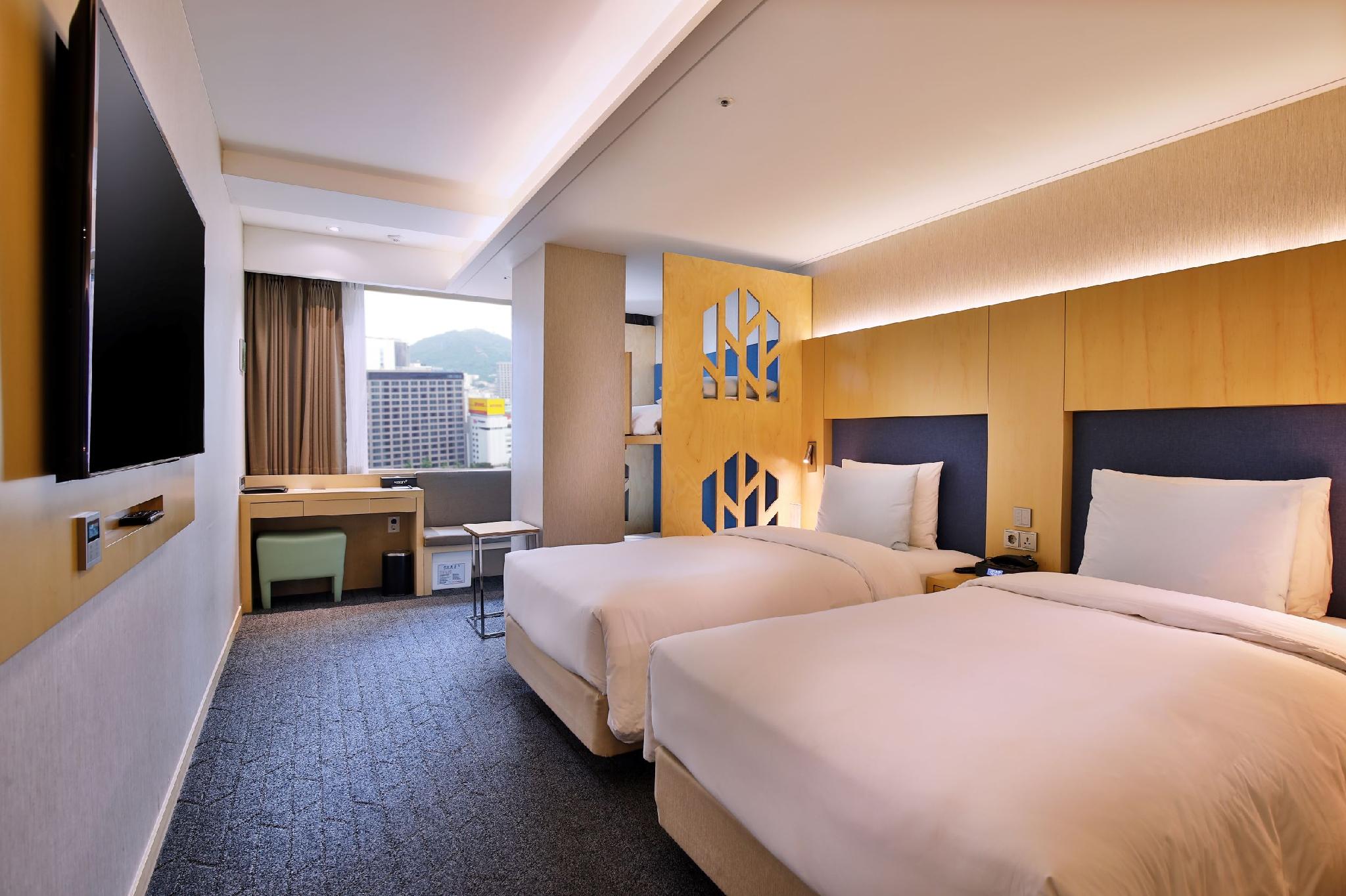 FAMILY, TWIN BEDS