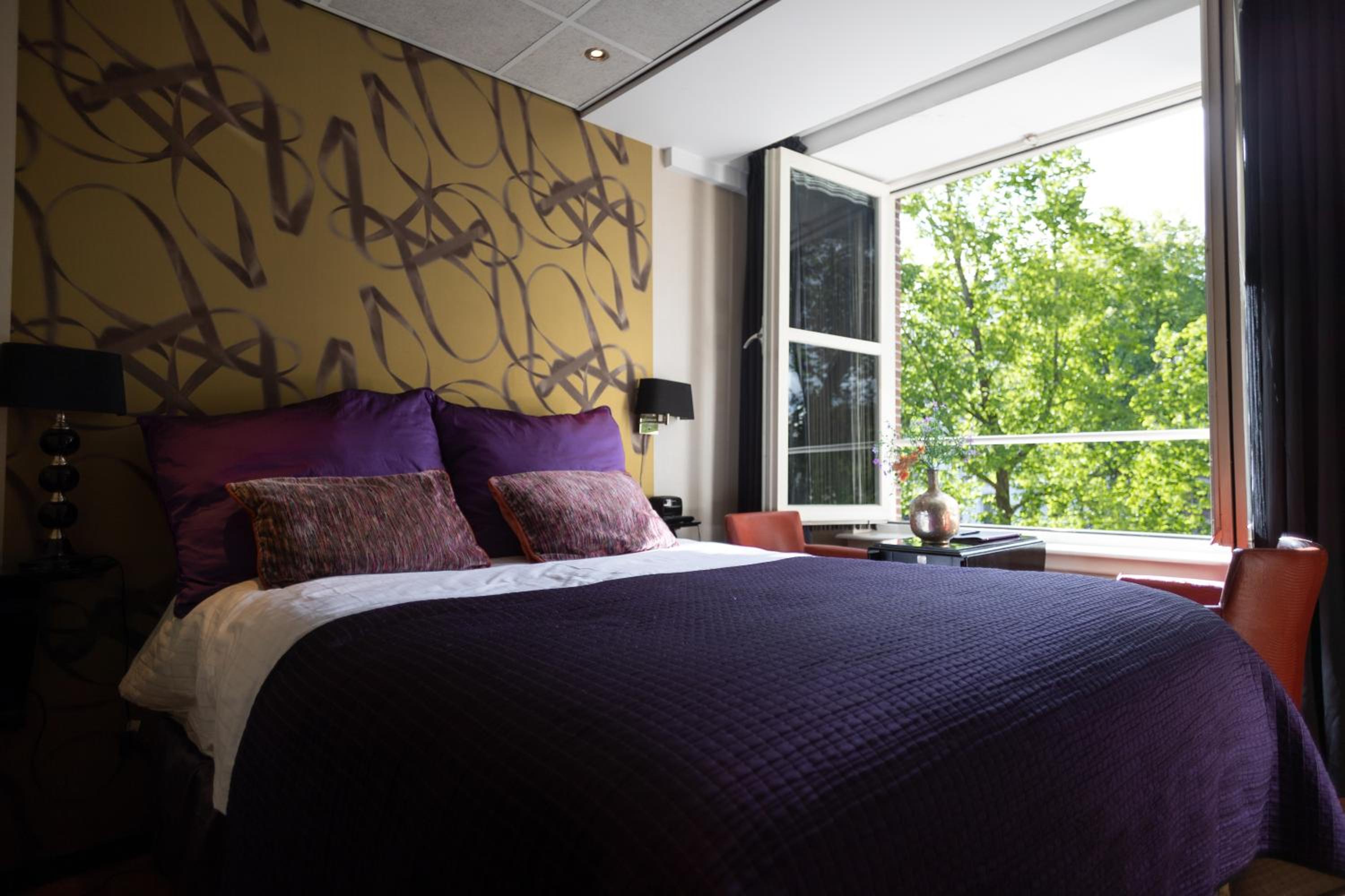 Room, Queen Bed, Canal View, Small