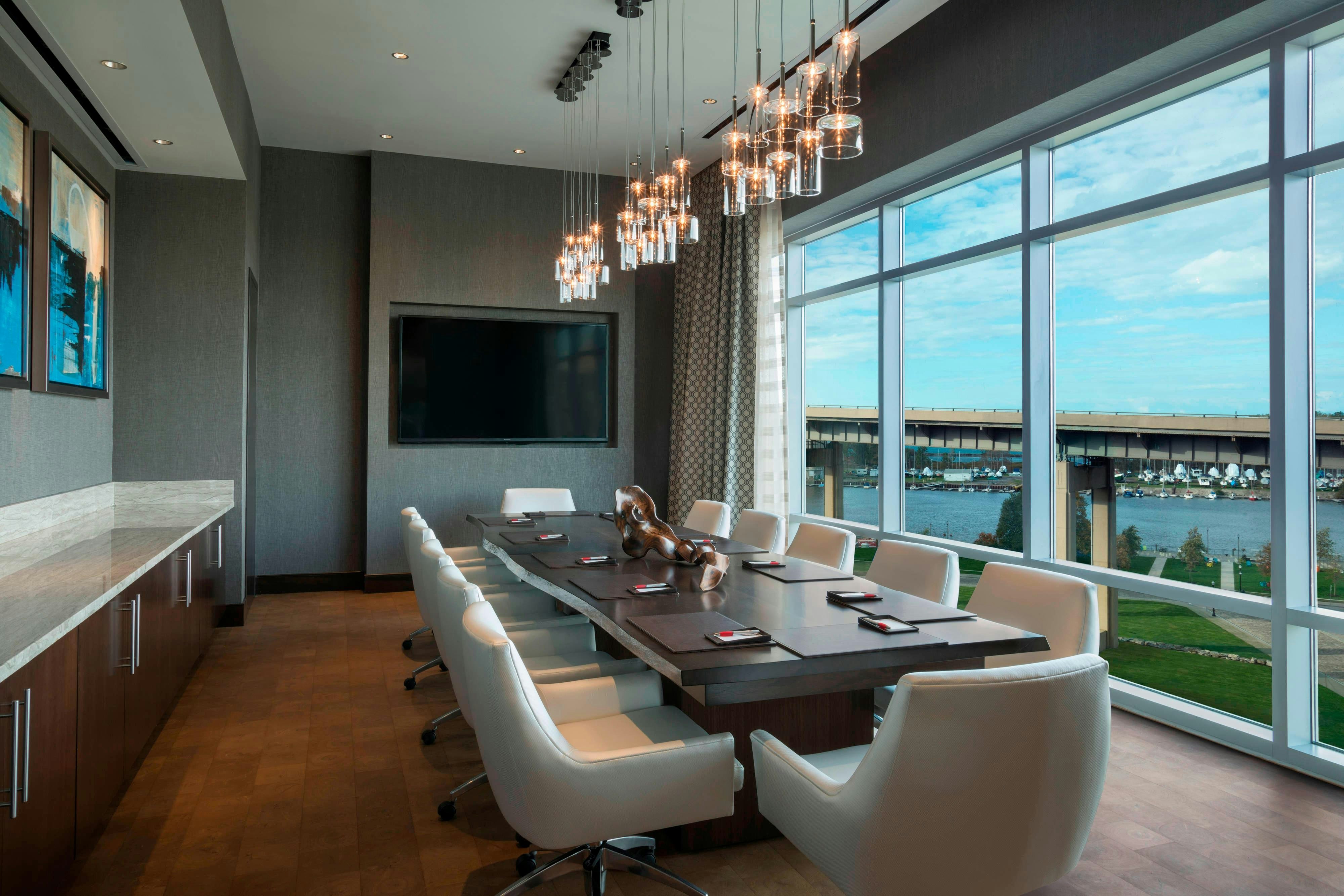 Buffalo Marriott at LECOM HARBORCENTER 24/27