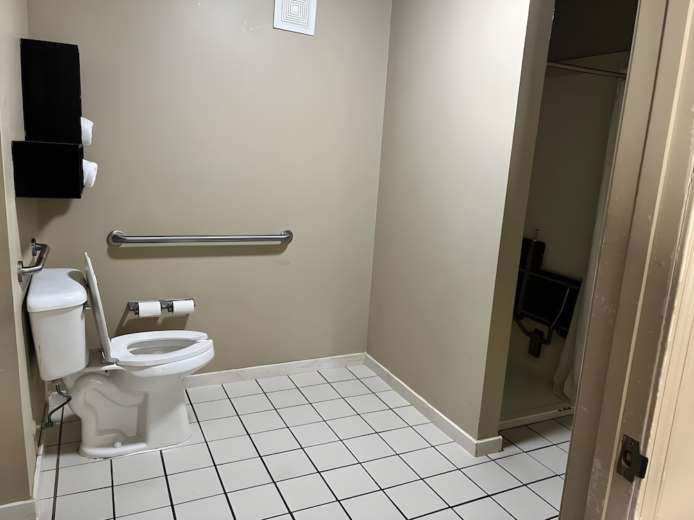 Days Inn and Suites By Wyndham Pine Bluff 26/27