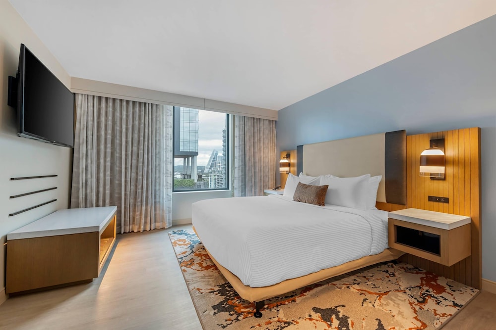 SUITE, KING BED