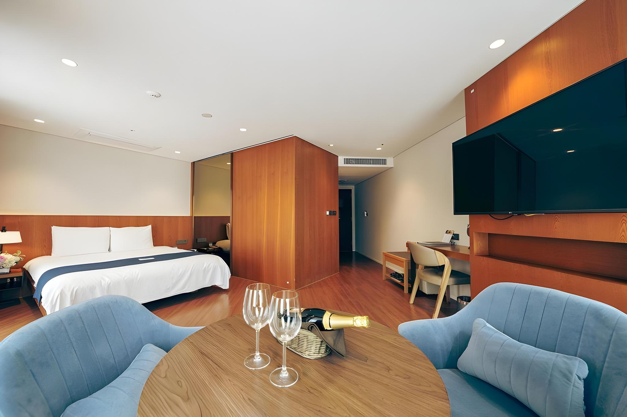Semi Room, Suite, King Bed