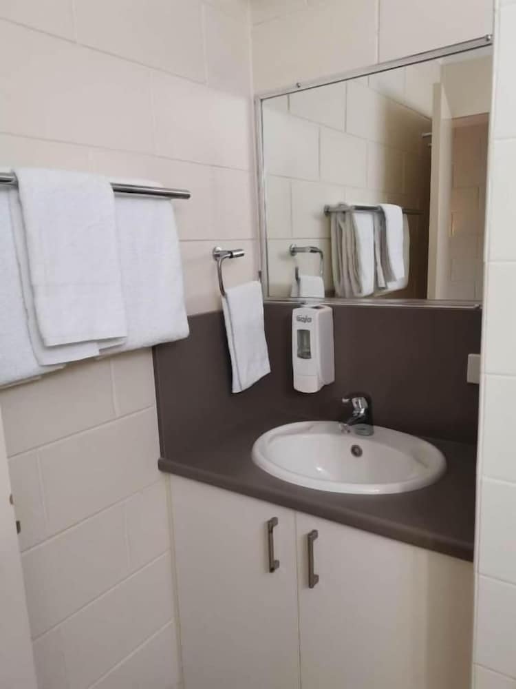 NAMBOUR LODGE MOTEL 34/37