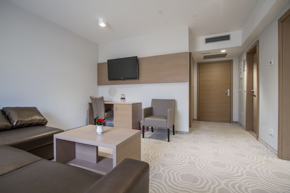 Royal Airport Hotel 44/69