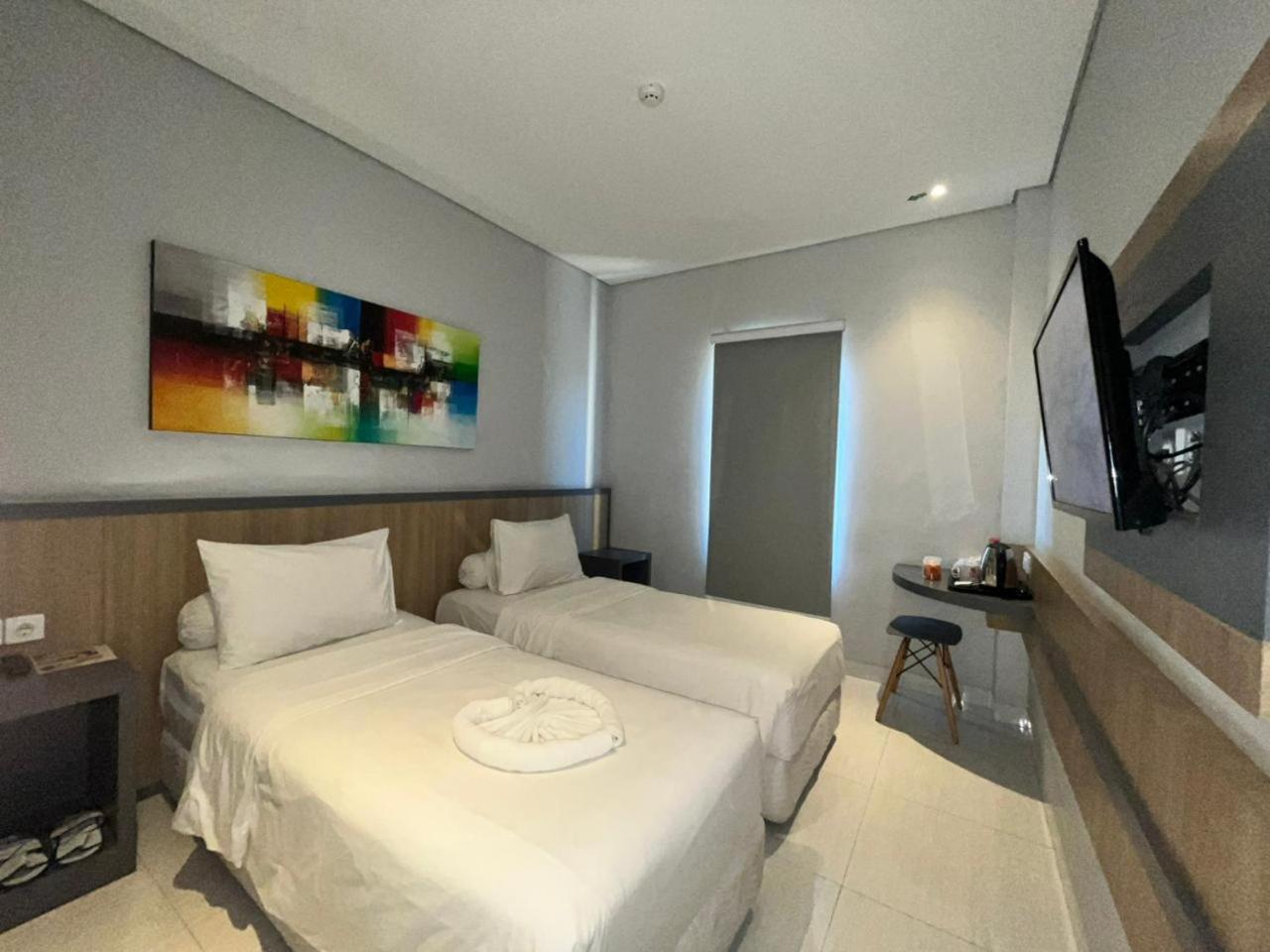 Front One Hotel Gresik 10/25