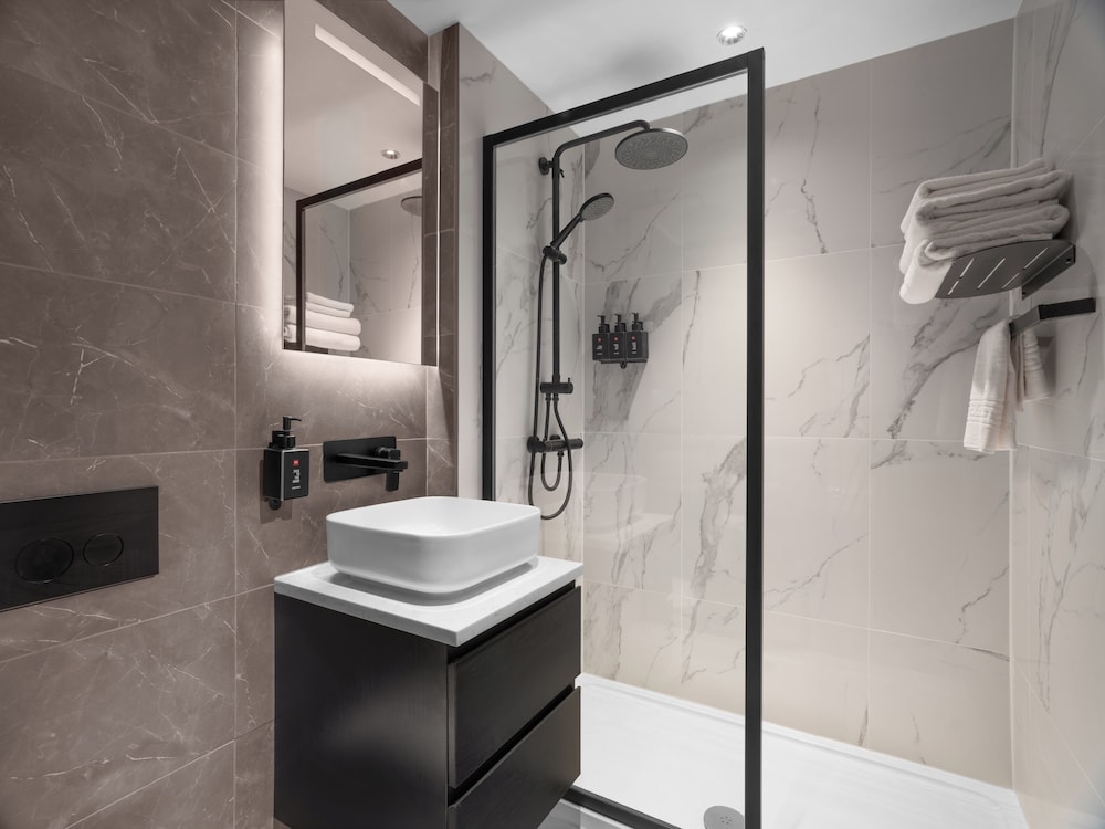 Radisson RED London Gatwick Airport 22/24