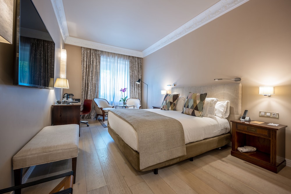 DELUXE, DOUBLE BED