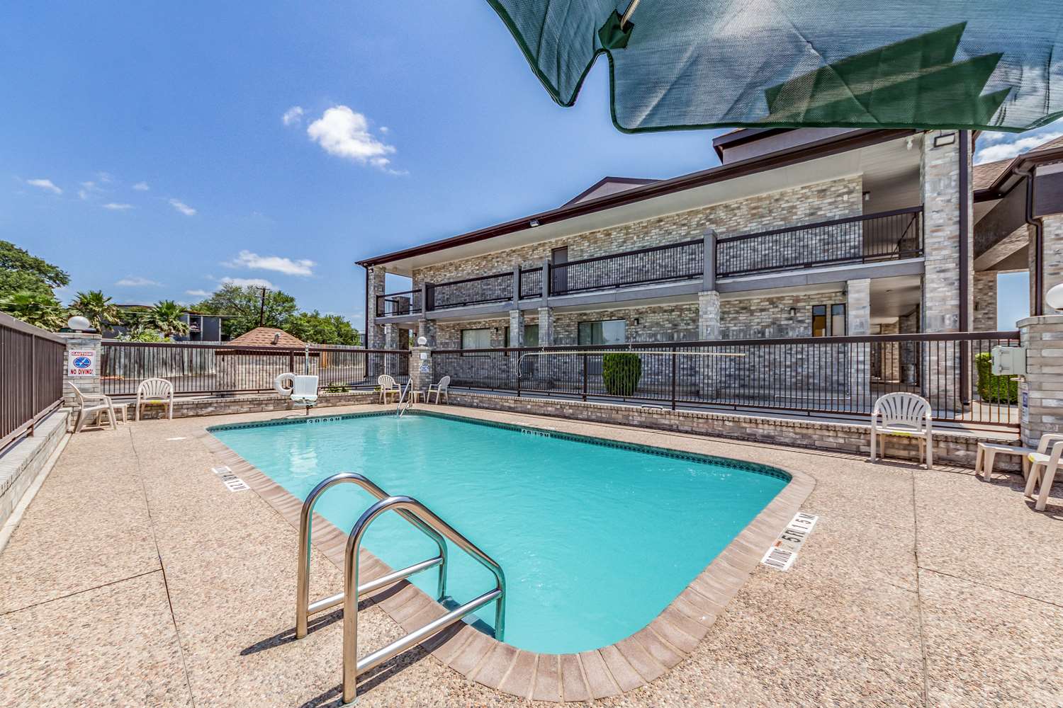 Quality Inn I-10 East near Frost Bank Center 39/42