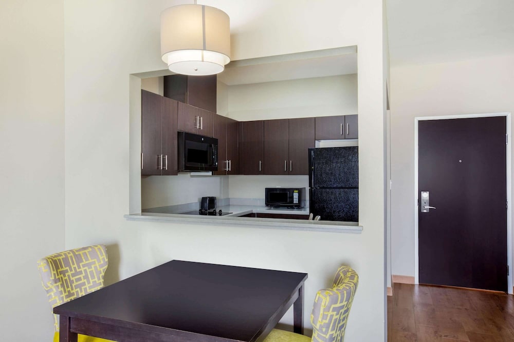 La Quinta Inn And Suites By Wyndham Mcallen Convention Center 13/56