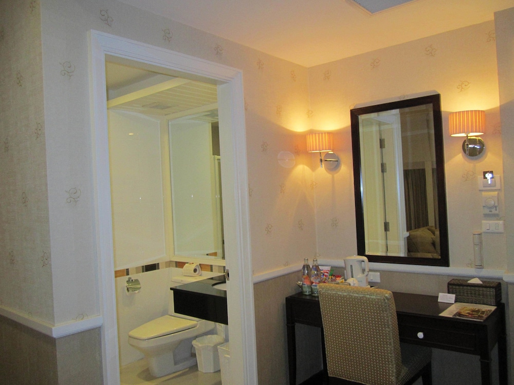 ROOM, PARTIAL RIVER VIEW
