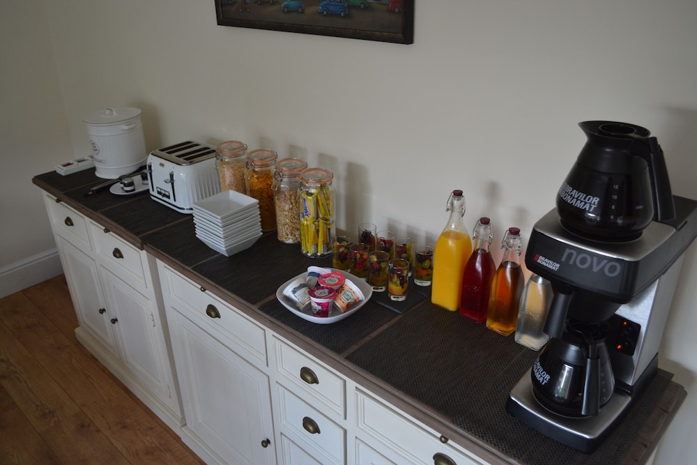 COED-Y-FRON GUEST HOUSE 18/30