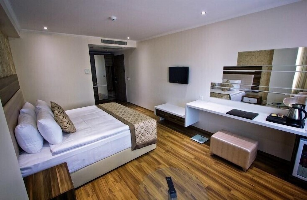 Edis Premier Hotel 12/37