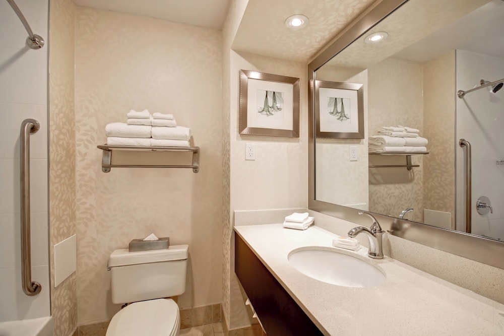 Standard, 2 Queen Beds, Holiday Inn Suites Windsor Ambassador Bridge 3/8