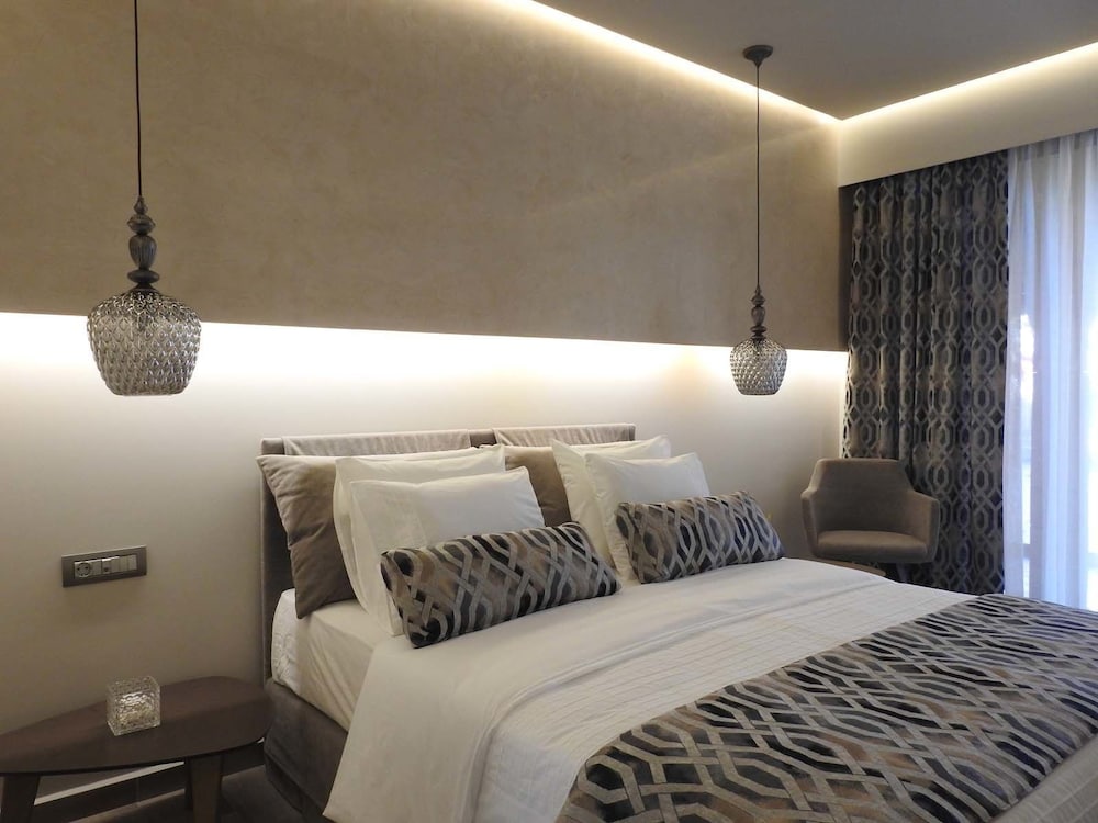 DELUXE, TWIN BEDS, COURTYARD VIEW
