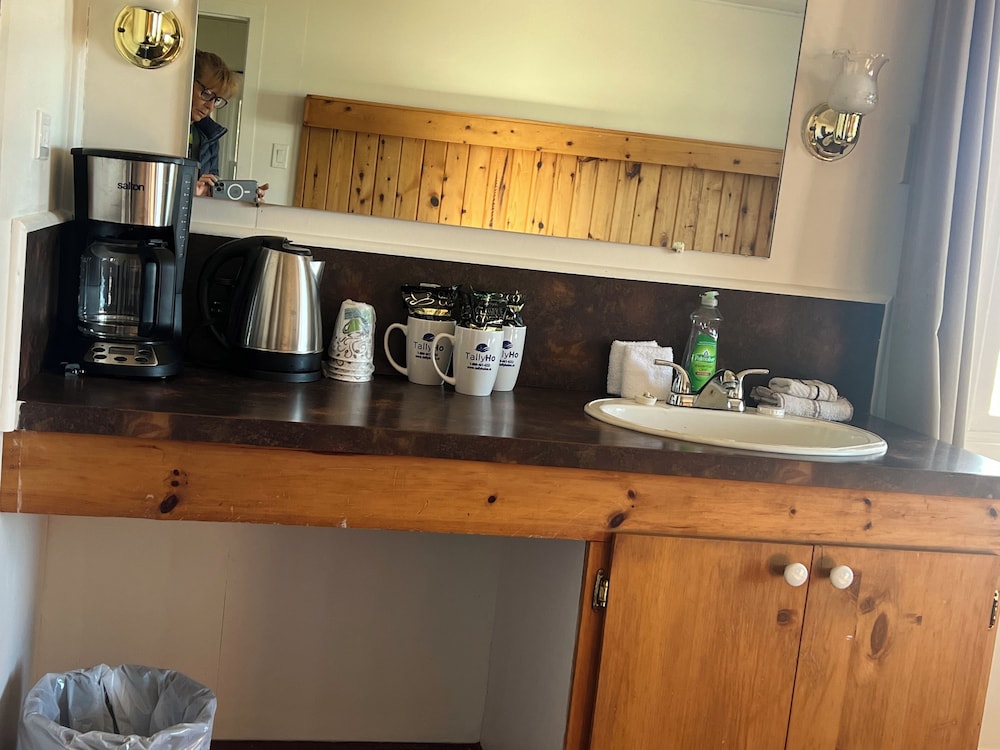 Tally-Ho Inn 49/50