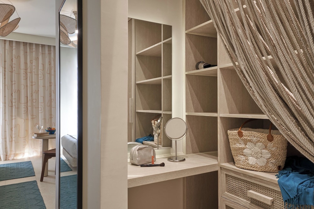 Junior Suite, King Bed, Lagoon View